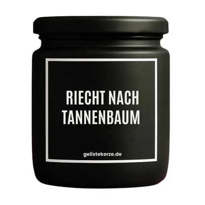 Duftkerze mit Spruch von geilstekerze ist der neue Geschenketrend. Diese witzige Kerze Vegane Bio-Kerze mit Spruch – RIECHT NACH TANNENBAUM brennt mega lange sagenhafte 80 Stunde, hochwertige ätherische Öle schaffen beste Duftverteilung. Mit 1400 lustigen Sprüchen perfekt zum Verschenken. Handgemacht in Deutschland von geilstekerze.de -Die beste Duftkerze die du kaufen kannst.