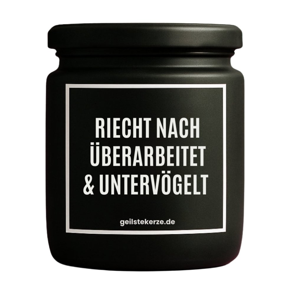 Duftkerze mit Spruch von geilstekerze ist der neue Geschenketrend. Diese witzige Kerze Vegane Bio-Kerze mit Spruch – RIECHT NACH ÜBERARBEITET UND UNTERVÖGELT brennt mega lange sagenhafte 80 Stunde, hochwertige ätherische Öle schaffen beste Duftverteilung. Mit 1400 lustigen Sprüchen perfekt zum Verschenken. Handgemacht in Deutschland von geilstekerze.de -Die beste Duftkerze die du kaufen kannst.