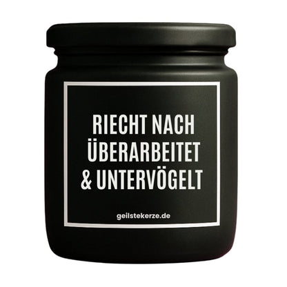 Duftkerze mit Spruch von geilstekerze ist der neue Geschenketrend. Diese witzige Kerze Vegane Bio-Kerze mit Spruch – RIECHT NACH ÜBERARBEITET UND UNTERVÖGELT brennt mega lange sagenhafte 80 Stunde, hochwertige ätherische Öle schaffen beste Duftverteilung. Mit 1400 lustigen Sprüchen perfekt zum Verschenken. Handgemacht in Deutschland von geilstekerze.de -Die beste Duftkerze die du kaufen kannst.