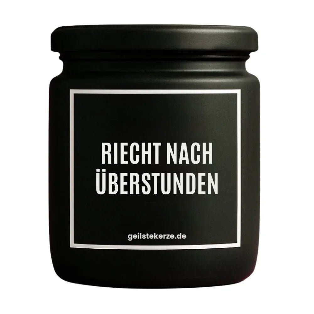 Duftkerze mit Spruch von geilstekerze ist der neue Geschenketrend. Diese witzige Kerze Vegane Bio-Kerze mit Spruch – RIECHT NACH ÜBERSTUNDEN brennt mega lange sagenhafte 80 Stunde, hochwertige ätherische Öle schaffen beste Duftverteilung. Mit 1400 lustigen Sprüchen perfekt zum Verschenken. Handgemacht in Deutschland von geilstekerze.de -Die beste Duftkerze die du kaufen kannst.
