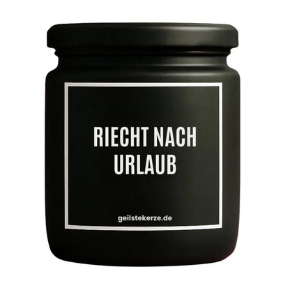 Duftkerze mit Spruch von geilstekerze ist der neue Geschenketrend. Diese witzige Kerze Vegane Bio-Kerze mit Spruch – RIECHT NACH URLAUB brennt mega lange sagenhafte 80 Stunde, hochwertige ätherische Öle schaffen beste Duftverteilung. Mit 1400 lustigen Sprüchen perfekt zum Verschenken. Handgemacht in Deutschland von geilstekerze.de -Die beste Duftkerze die du kaufen kannst.