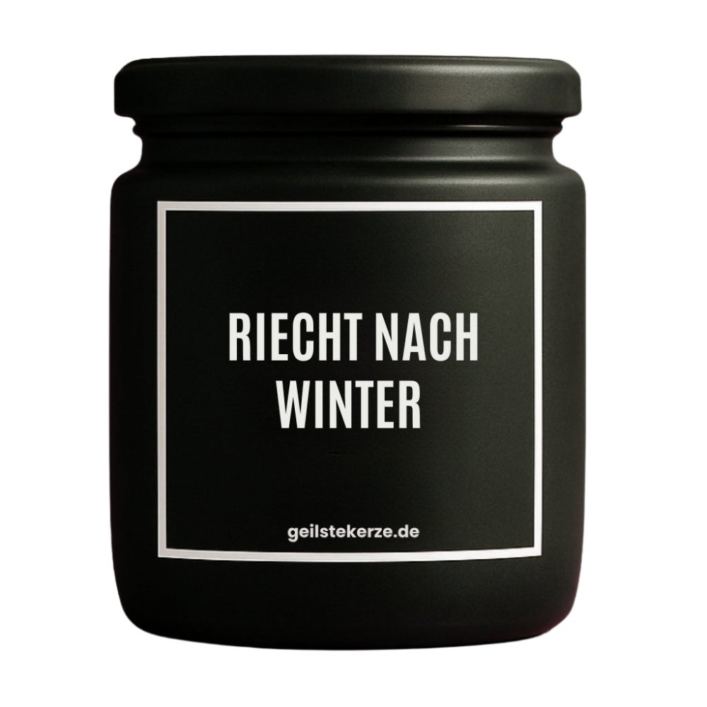 Duftkerze mit Spruch von geilstekerze ist der neue Geschenketrend. Diese witzige Kerze Vegane Bio-Kerze mit Spruch – RIECHT NACH WINTER brennt mega lange sagenhafte 80 Stunde, hochwertige ätherische Öle schaffen beste Duftverteilung. Mit 1400 lustigen Sprüchen perfekt zum Verschenken. Handgemacht in Deutschland von geilstekerze.de -Die beste Duftkerze die du kaufen kannst.