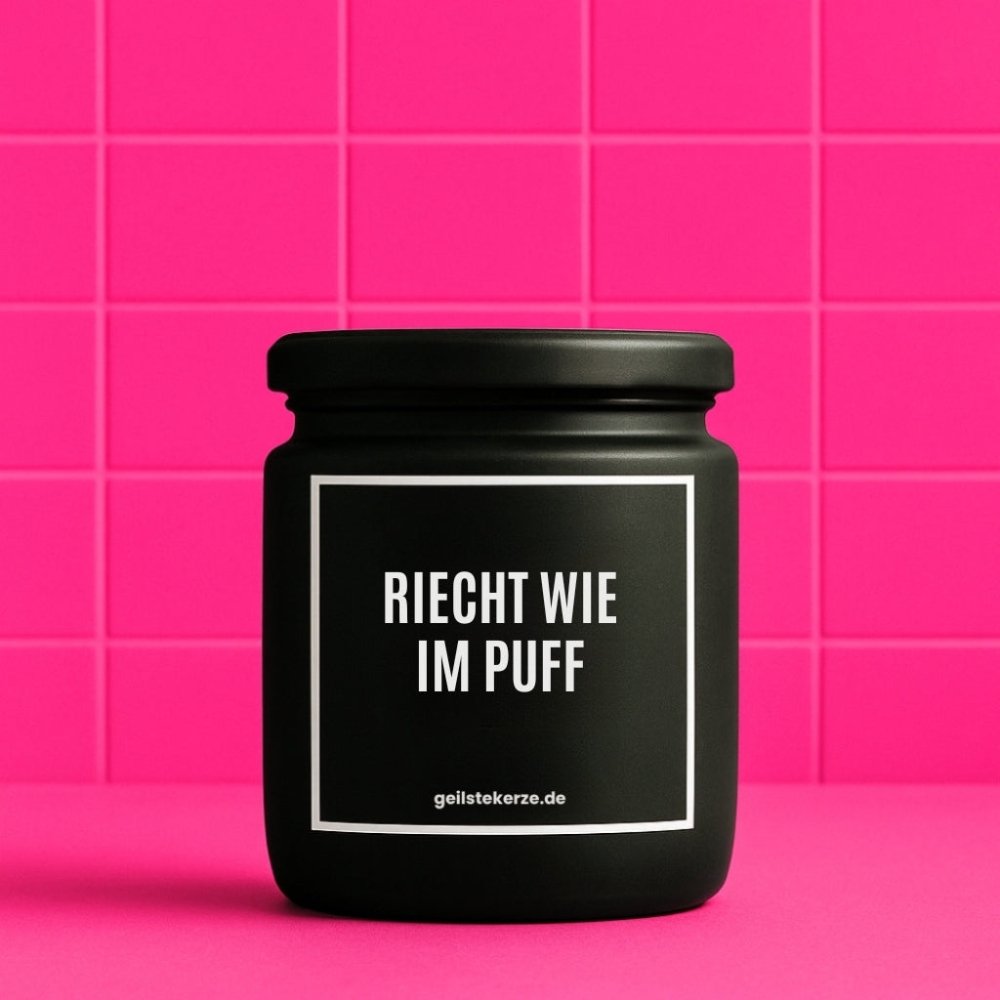 Duftkerze mit Spruch von geilstekerze ist der neue Geschenketrend. Diese witzige Kerze Vegane Bio-Kerze mit Spruch – RIECHT WIE IM PUFF brennt mega lange sagenhafte 80 Stunde, hochwertige ätherische Öle schaffen beste Duftverteilung. Mit 1400 lustigen Sprüchen perfekt zum Verschenken. Handgemacht in Deutschland von geilstekerze.de -Die beste Duftkerze die du kaufen kannst.