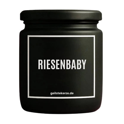 Duftkerze mit Spruch von geilstekerze ist der neue Geschenketrend. Diese witzige Kerze Vegane Bio-Kerze mit Spruch – RIESENBABY brennt mega lange sagenhafte 80 Stunde, hochwertige ätherische Öle schaffen beste Duftverteilung. Mit 1400 lustigen Sprüchen perfekt zum Verschenken. Handgemacht in Deutschland von geilstekerze.de -Die beste Duftkerze die du kaufen kannst.