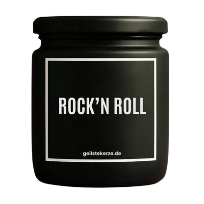 Duftkerze mit Spruch von geilstekerze ist der neue Geschenketrend. Diese witzige Kerze Vegane Bio-Kerze mit Spruch – ROCK‘N ROLL brennt mega lange sagenhafte 80 Stunde, hochwertige ätherische Öle schaffen beste Duftverteilung. Mit 1400 lustigen Sprüchen perfekt zum Verschenken. Handgemacht in Deutschland von geilstekerze.de -Die beste Duftkerze die du kaufen kannst.
