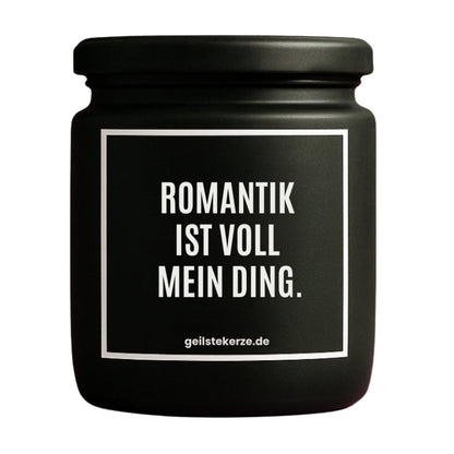 Duftkerze mit Spruch von geilstekerze ist der neue Geschenketrend. Diese witzige Kerze Vegane Bio-Kerze mit Spruch – ROMANTIK IST VOLL MEIN DING. brennt mega lange sagenhafte 80 Stunde, hochwertige ätherische Öle schaffen beste Duftverteilung. Mit 1400 lustigen Sprüchen perfekt zum Verschenken. Handgemacht in Deutschland von geilstekerze.de -Die beste Duftkerze die du kaufen kannst.
