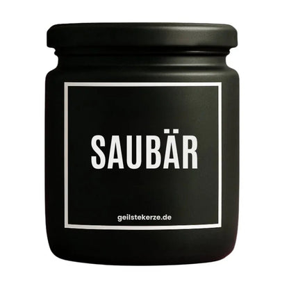 Duftkerze mit Spruch von geilstekerze ist der neue Geschenketrend. Diese witzige Kerze Vegane Bio-Kerze mit Spruch – SAUBÄR brennt mega lange sagenhafte 80 Stunde, hochwertige ätherische Öle schaffen beste Duftverteilung. Mit 1400 lustigen Sprüchen perfekt zum Verschenken. Handgemacht in Deutschland von geilstekerze.de -Die beste Duftkerze die du kaufen kannst.