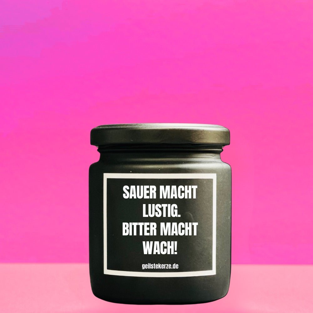 Duftkerze mit Spruch von geilstekerze ist der neue Geschenketrend. Diese witzige Kerze Vegane Bio-Kerze mit Spruch – SAUER MACHT LUSTIG. BITTER MACHT WACH brennt mega lange sagenhafte 80 Stunde, hochwertige ätherische Öle schaffen beste Duftverteilung. Mit 1400 lustigen Sprüchen perfekt zum Verschenken. Handgemacht in Deutschland von geilstekerze.de -Die beste Duftkerze die du kaufen kannst.