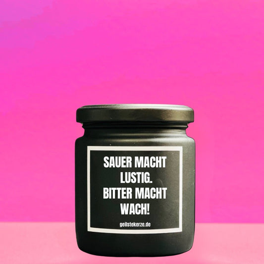 Duftkerze mit Spruch von geilstekerze ist der neue Geschenketrend. Diese witzige Kerze Vegane Bio-Kerze mit Spruch – SAUER MACHT LUSTIG. BITTER MACHT WACH brennt mega lange sagenhafte 80 Stunde, hochwertige ätherische Öle schaffen beste Duftverteilung. Mit 1400 lustigen Sprüchen perfekt zum Verschenken. Handgemacht in Deutschland von geilstekerze.de -Die beste Duftkerze die du kaufen kannst.