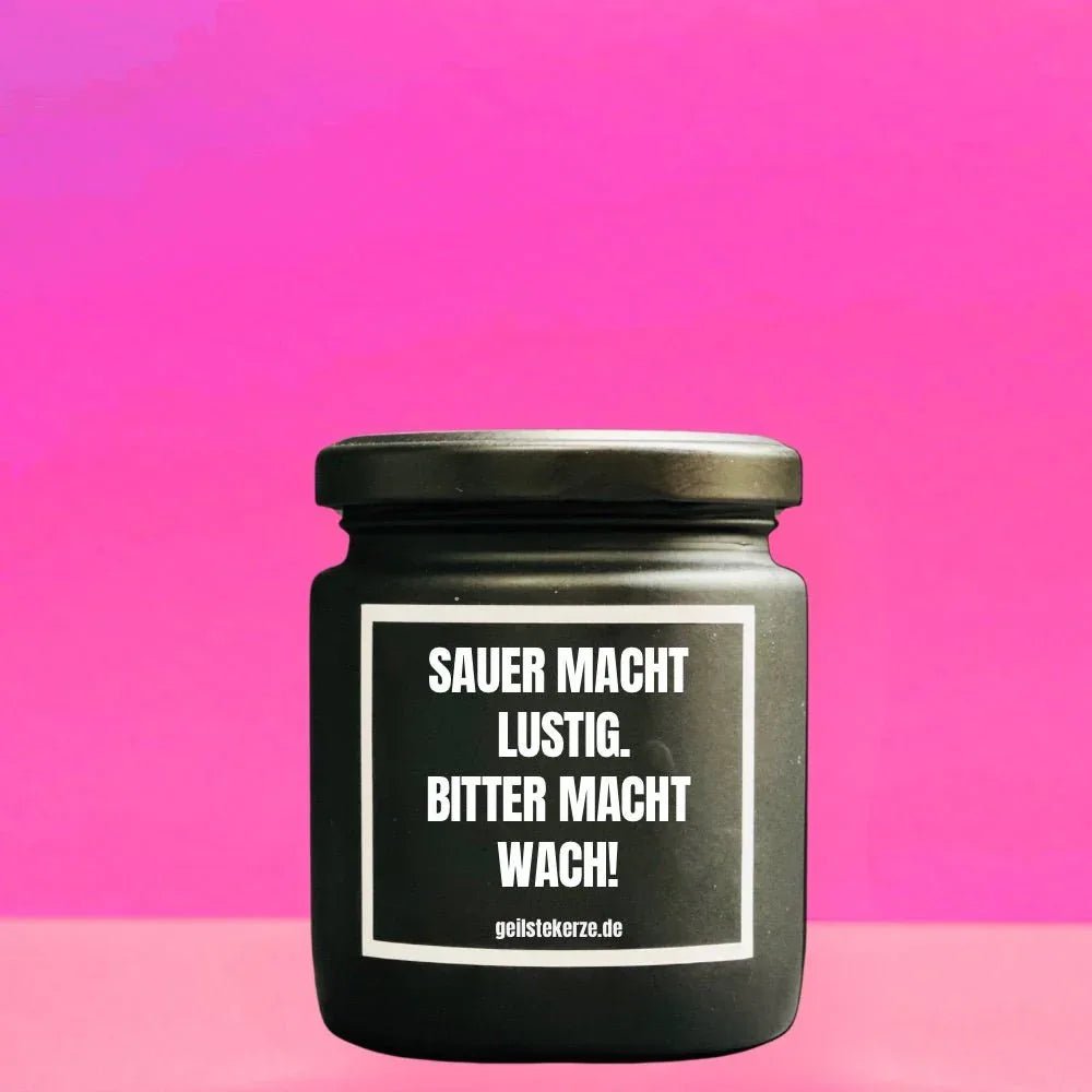 Duftkerze mit Spruch von geilstekerze ist der neue Geschenketrend. Diese witzige Kerze Vegane Bio-Kerze mit Spruch – SAUER MACHT LUSTIG. BITTER MACHT WACH brennt mega lange sagenhafte 80 Stunde, hochwertige ätherische Öle schaffen beste Duftverteilung. Mit 1400 lustigen Sprüchen perfekt zum Verschenken. Handgemacht in Deutschland von geilstekerze.de -Die beste Duftkerze die du kaufen kannst.