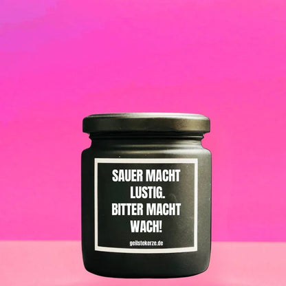 Duftkerze mit Spruch von geilstekerze ist der neue Geschenketrend. Diese witzige Kerze Vegane Bio-Kerze mit Spruch – SAUER MACHT LUSTIG. BITTER MACHT WACH brennt mega lange sagenhafte 80 Stunde, hochwertige ätherische Öle schaffen beste Duftverteilung. Mit 1400 lustigen Sprüchen perfekt zum Verschenken. Handgemacht in Deutschland von geilstekerze.de -Die beste Duftkerze die du kaufen kannst.