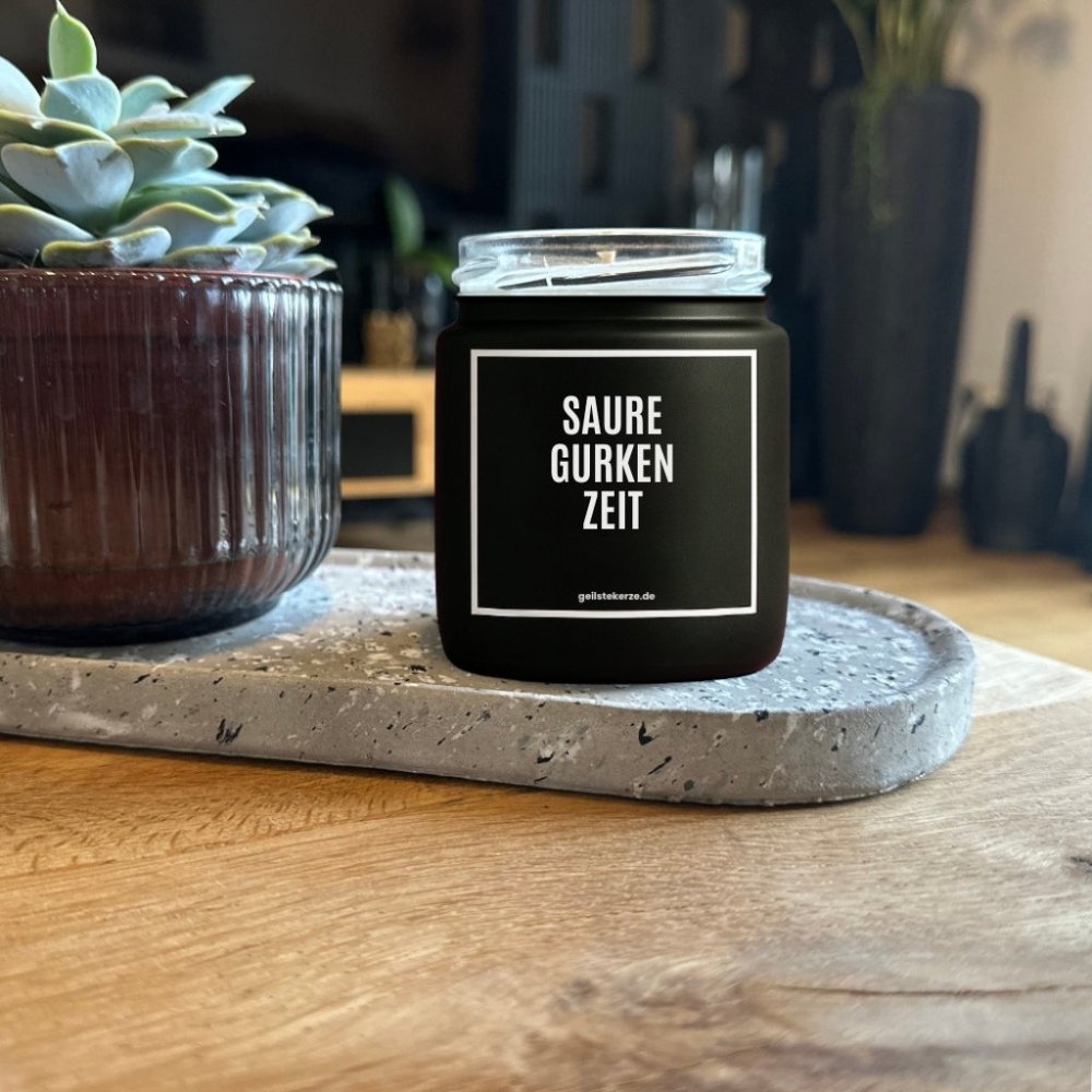 Duftkerze mit Spruch von geilstekerze ist der neue Geschenketrend. Diese witzige Kerze Vegane Bio-Kerze mit Spruch – SAURE GURKEN ZEIT brennt mega lange sagenhafte 80 Stunde, hochwertige ätherische Öle schaffen beste Duftverteilung. Mit 1400 lustigen Sprüchen perfekt zum Verschenken. Handgemacht in Deutschland von geilstekerze.de -Die beste Duftkerze die du kaufen kannst.