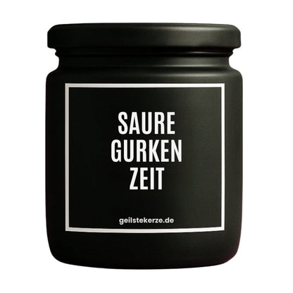 Duftkerze mit Spruch von geilstekerze ist der neue Geschenketrend. Diese witzige Kerze Vegane Bio-Kerze mit Spruch – SAURE GURKEN ZEIT brennt mega lange sagenhafte 80 Stunde, hochwertige ätherische Öle schaffen beste Duftverteilung. Mit 1400 lustigen Sprüchen perfekt zum Verschenken. Handgemacht in Deutschland von geilstekerze.de -Die beste Duftkerze die du kaufen kannst.