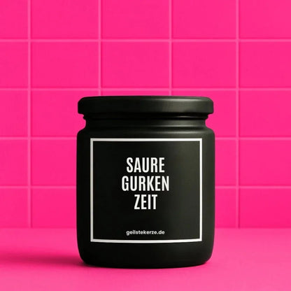 Duftkerze mit Spruch von geilstekerze ist der neue Geschenketrend. Diese witzige Kerze Vegane Bio-Kerze mit Spruch – SAURE GURKEN ZEIT brennt mega lange sagenhafte 80 Stunde, hochwertige ätherische Öle schaffen beste Duftverteilung. Mit 1400 lustigen Sprüchen perfekt zum Verschenken. Handgemacht in Deutschland von geilstekerze.de -Die beste Duftkerze die du kaufen kannst.