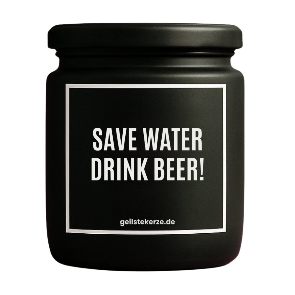 Duftkerze mit Spruch von geilstekerze ist der neue Geschenketrend. Diese witzige Kerze Vegane Bio-Kerze mit Spruch – SAVE WATER DRINK BEER! brennt mega lange sagenhafte 80 Stunde, hochwertige ätherische Öle schaffen beste Duftverteilung. Mit 1400 lustigen Sprüchen perfekt zum Verschenken. Handgemacht in Deutschland von geilstekerze.de -Die beste Duftkerze die du kaufen kannst.