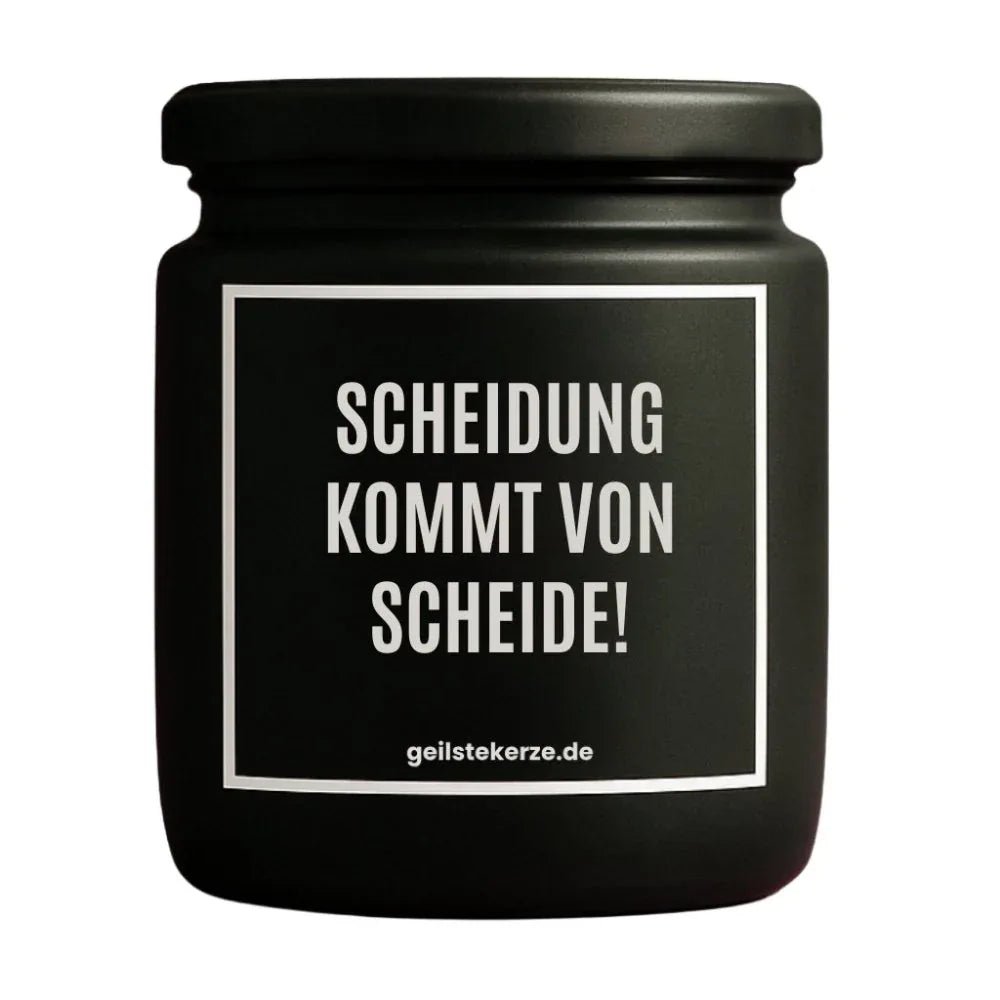Duftkerze mit Spruch von geilstekerze ist der neue Geschenketrend. Diese witzige Kerze Vegane Bio-Kerze mit Spruch – SCHEIDUNG KOMMT VON SCHEIDE! brennt mega lange sagenhafte 80 Stunde, hochwertige ätherische Öle schaffen beste Duftverteilung. Mit 1400 lustigen Sprüchen perfekt zum Verschenken. Handgemacht in Deutschland von geilstekerze.de -Die beste Duftkerze die du kaufen kannst.