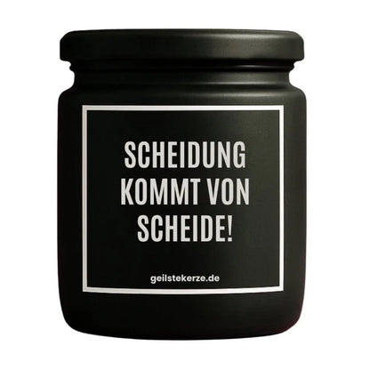 Duftkerze mit Spruch von geilstekerze ist der neue Geschenketrend. Diese witzige Kerze Vegane Bio-Kerze mit Spruch – SCHEIDUNG KOMMT VON SCHEIDE! brennt mega lange sagenhafte 80 Stunde, hochwertige ätherische Öle schaffen beste Duftverteilung. Mit 1400 lustigen Sprüchen perfekt zum Verschenken. Handgemacht in Deutschland von geilstekerze.de -Die beste Duftkerze die du kaufen kannst.