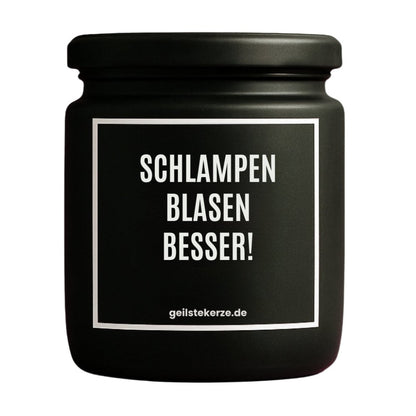Duftkerze mit Spruch von geilstekerze ist der neue Geschenketrend. Diese witzige Kerze Vegane Bio-Kerze mit Spruch – SCHLAMPEN BLASEN BESSER! brennt mega lange sagenhafte 80 Stunde, hochwertige ätherische Öle schaffen beste Duftverteilung. Mit 1400 lustigen Sprüchen perfekt zum Verschenken. Handgemacht in Deutschland von geilstekerze.de -Die beste Duftkerze die du kaufen kannst.