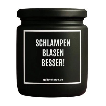 Duftkerze mit Spruch von geilstekerze ist der neue Geschenketrend. Diese witzige Kerze Vegane Bio-Kerze mit Spruch – SCHLAMPEN BLASEN BESSER! brennt mega lange sagenhafte 80 Stunde, hochwertige ätherische Öle schaffen beste Duftverteilung. Mit 1400 lustigen Sprüchen perfekt zum Verschenken. Handgemacht in Deutschland von geilstekerze.de -Die beste Duftkerze die du kaufen kannst.