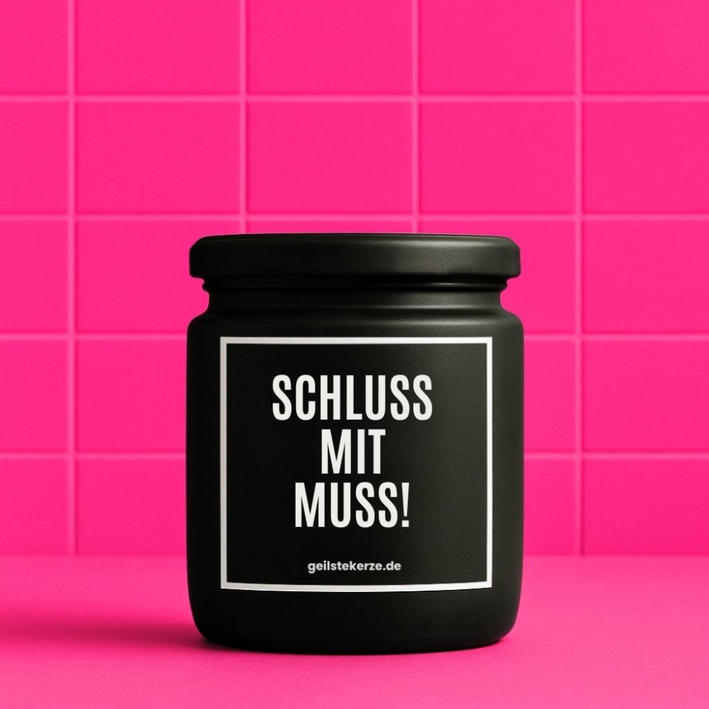 Duftkerze mit Spruch von geilstekerze ist der neue Geschenketrend. Diese witzige Kerze Vegane Bio-Kerze mit Spruch – SCHLUSS MIT MUSS! brennt mega lange sagenhafte 80 Stunde, hochwertige ätherische Öle schaffen beste Duftverteilung. Mit 1400 lustigen Sprüchen perfekt zum Verschenken. Handgemacht in Deutschland von geilstekerze.de -Die beste Duftkerze die du kaufen kannst.