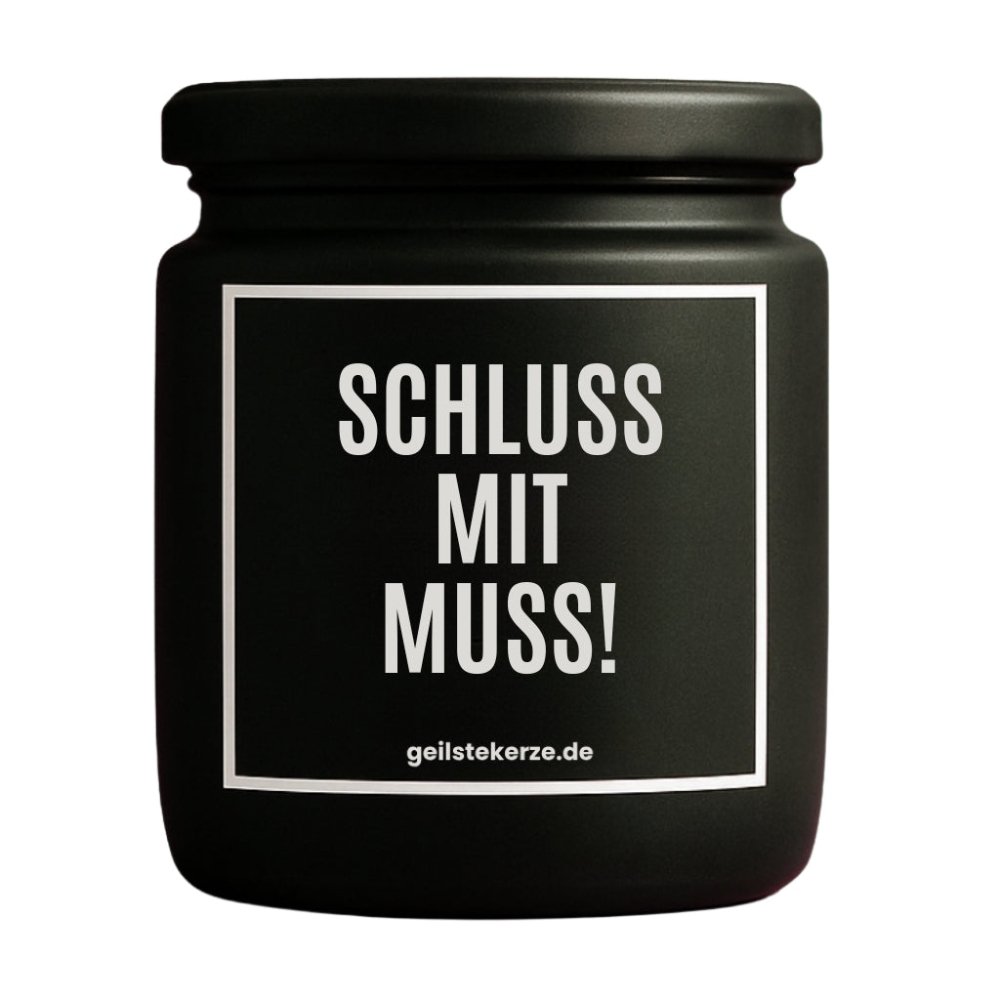Duftkerze mit Spruch von geilstekerze ist der neue Geschenketrend. Diese witzige Kerze Vegane Bio-Kerze mit Spruch – SCHLUSS MIT MUSS! brennt mega lange sagenhafte 80 Stunde, hochwertige ätherische Öle schaffen beste Duftverteilung. Mit 1400 lustigen Sprüchen perfekt zum Verschenken. Handgemacht in Deutschland von geilstekerze.de -Die beste Duftkerze die du kaufen kannst.