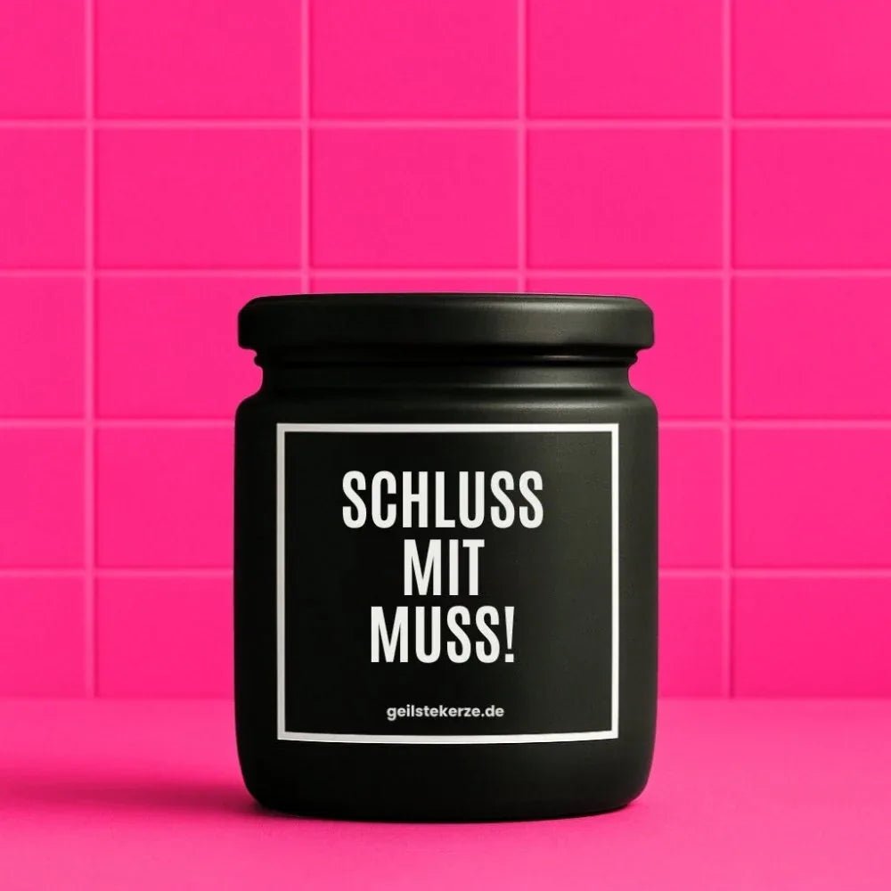 Duftkerze mit Spruch von geilstekerze ist der neue Geschenketrend. Diese witzige Kerze Vegane Bio-Kerze mit Spruch – SCHLUSS MIT MUSS! brennt mega lange sagenhafte 80 Stunde, hochwertige ätherische Öle schaffen beste Duftverteilung. Mit 1400 lustigen Sprüchen perfekt zum Verschenken. Handgemacht in Deutschland von geilstekerze.de -Die beste Duftkerze die du kaufen kannst.