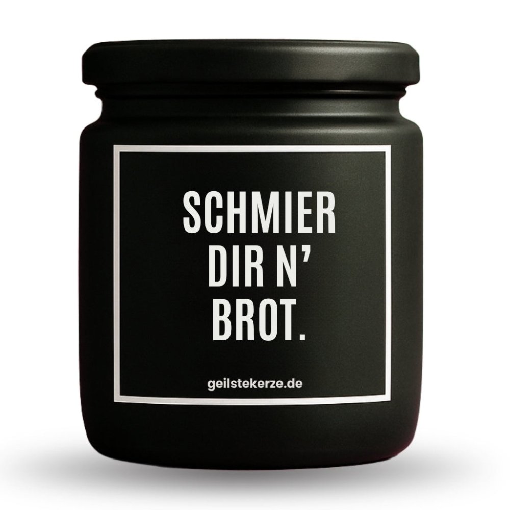 Duftkerze mit Spruch von geilstekerze ist der neue Geschenketrend. Diese witzige Kerze Vegane Bio-Kerze mit Spruch – SCHMIER DIR N‘ BROT brennt mega lange sagenhafte 80 Stunde, hochwertige ätherische Öle schaffen beste Duftverteilung. Mit 1400 lustigen Sprüchen perfekt zum Verschenken. Handgemacht in Deutschland von geilstekerze.de -Die beste Duftkerze die du kaufen kannst.