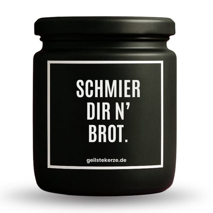 Duftkerze mit Spruch von geilstekerze ist der neue Geschenketrend. Diese witzige Kerze Vegane Bio-Kerze mit Spruch – SCHMIER DIR N‘ BROT brennt mega lange sagenhafte 80 Stunde, hochwertige ätherische Öle schaffen beste Duftverteilung. Mit 1400 lustigen Sprüchen perfekt zum Verschenken. Handgemacht in Deutschland von geilstekerze.de -Die beste Duftkerze die du kaufen kannst.