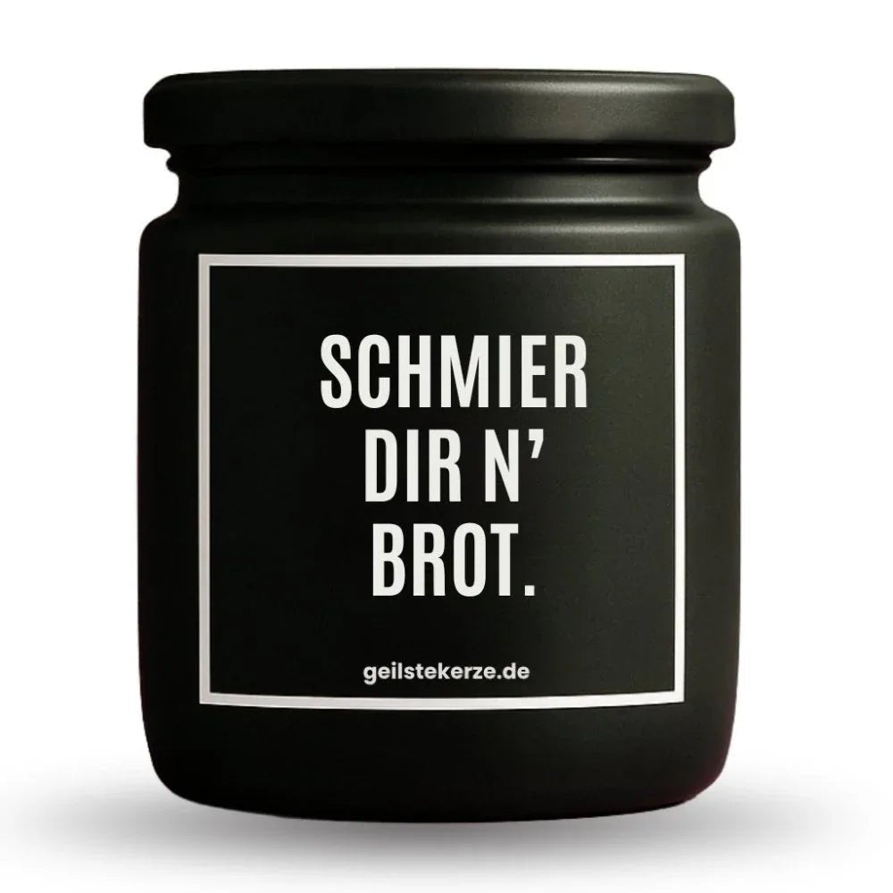 Duftkerze mit Spruch von geilstekerze ist der neue Geschenketrend. Diese witzige Kerze Vegane Bio-Kerze mit Spruch – SCHMIER DIR N‘ BROT brennt mega lange sagenhafte 80 Stunde, hochwertige ätherische Öle schaffen beste Duftverteilung. Mit 1400 lustigen Sprüchen perfekt zum Verschenken. Handgemacht in Deutschland von geilstekerze.de -Die beste Duftkerze die du kaufen kannst.