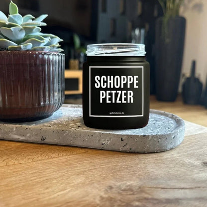 Duftkerze mit Spruch von geilstekerze ist der neue Geschenketrend. Diese witzige Kerze Vegane Bio-Kerze mit Spruch – SCHOPPEPETZER brennt mega lange sagenhafte 80 Stunde, hochwertige ätherische Öle schaffen beste Duftverteilung. Mit 1400 lustigen Sprüchen perfekt zum Verschenken. Handgemacht in Deutschland von geilstekerze.de -Die beste Duftkerze die du kaufen kannst.