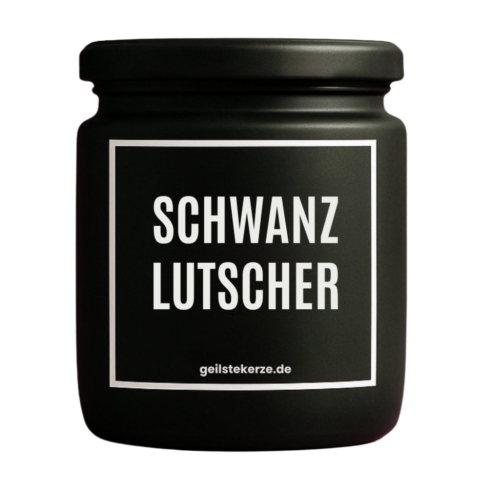 Duftkerze mit Spruch von geilstekerze ist der neue Geschenketrend. Diese witzige Kerze Vegane Bio-Kerze mit Spruch – SCHWANZLUTSCHER brennt mega lange sagenhafte 80 Stunde, hochwertige ätherische Öle schaffen beste Duftverteilung. Mit 1400 lustigen Sprüchen perfekt zum Verschenken. Handgemacht in Deutschland von geilstekerze.de -Die beste Duftkerze die du kaufen kannst.