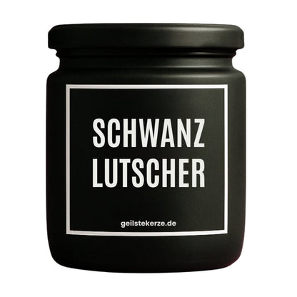 Duftkerze mit Spruch von geilstekerze ist der neue Geschenketrend. Diese witzige Kerze Vegane Bio-Kerze mit Spruch – SCHWANZLUTSCHER brennt mega lange sagenhafte 80 Stunde, hochwertige ätherische Öle schaffen beste Duftverteilung. Mit 1400 lustigen Sprüchen perfekt zum Verschenken. Handgemacht in Deutschland von geilstekerze.de -Die beste Duftkerze die du kaufen kannst.