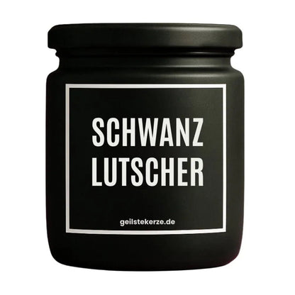 Duftkerze mit Spruch von geilstekerze ist der neue Geschenketrend. Diese witzige Kerze Vegane Bio-Kerze mit Spruch – SCHWANZLUTSCHER brennt mega lange sagenhafte 80 Stunde, hochwertige ätherische Öle schaffen beste Duftverteilung. Mit 1400 lustigen Sprüchen perfekt zum Verschenken. Handgemacht in Deutschland von geilstekerze.de -Die beste Duftkerze die du kaufen kannst.