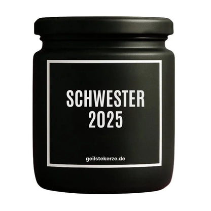 Duftkerze mit Spruch von geilstekerze ist der neue Geschenketrend. Diese witzige Kerze Vegane Bio-Kerze mit Spruch – SCHWESTER 2025 brennt mega lange sagenhafte 80 Stunde, hochwertige ätherische Öle schaffen beste Duftverteilung. Mit 1400 lustigen Sprüchen perfekt zum Verschenken. Handgemacht in Deutschland von geilstekerze.de -Die beste Duftkerze die du kaufen kannst.
