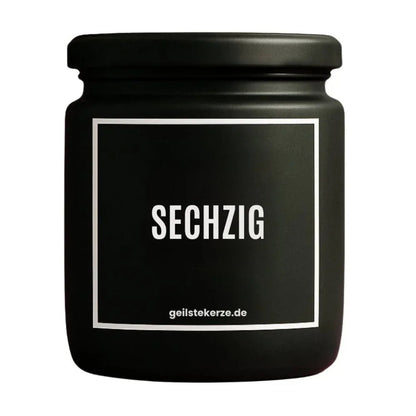 Duftkerze mit Spruch von geilstekerze ist der neue Geschenketrend. Diese witzige Kerze Vegane Bio-Kerze mit Spruch – SECHZIG brennt mega lange sagenhafte 80 Stunde, hochwertige ätherische Öle schaffen beste Duftverteilung. Mit 1400 lustigen Sprüchen perfekt zum Verschenken. Handgemacht in Deutschland von geilstekerze.de -Die beste Duftkerze die du kaufen kannst.
