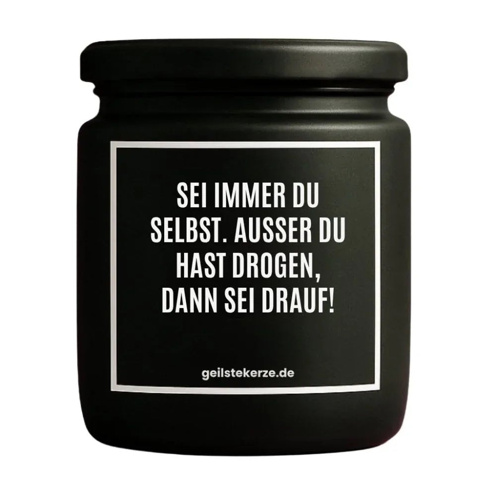 Duftkerze mit Spruch von geilstekerze ist der neue Geschenketrend. Diese witzige Kerze Vegane Bio-Kerze mit Spruch – SEI IMMER DU SELST. AUSSER DU HAST DROGEN, DANN SEI DRAUF! brennt mega lange sagenhafte 80 Stunde, hochwertige ätherische Öle schaffen beste Duftverteilung. Mit 1400 lustigen Sprüchen perfekt zum Verschenken. Handgemacht in Deutschland von geilstekerze.de -Die beste Duftkerze die du kaufen kannst.