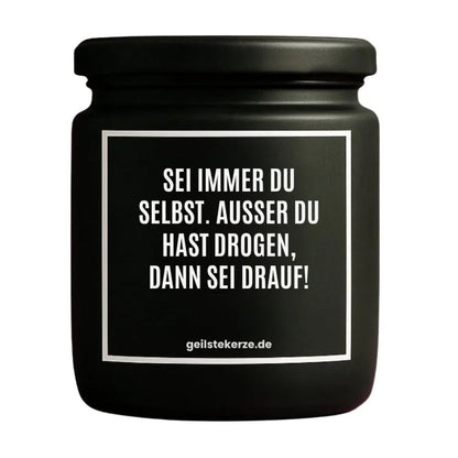 Duftkerze mit Spruch von geilstekerze ist der neue Geschenketrend. Diese witzige Kerze Vegane Bio-Kerze mit Spruch – SEI IMMER DU SELST. AUSSER DU HAST DROGEN, DANN SEI DRAUF! brennt mega lange sagenhafte 80 Stunde, hochwertige ätherische Öle schaffen beste Duftverteilung. Mit 1400 lustigen Sprüchen perfekt zum Verschenken. Handgemacht in Deutschland von geilstekerze.de -Die beste Duftkerze die du kaufen kannst.