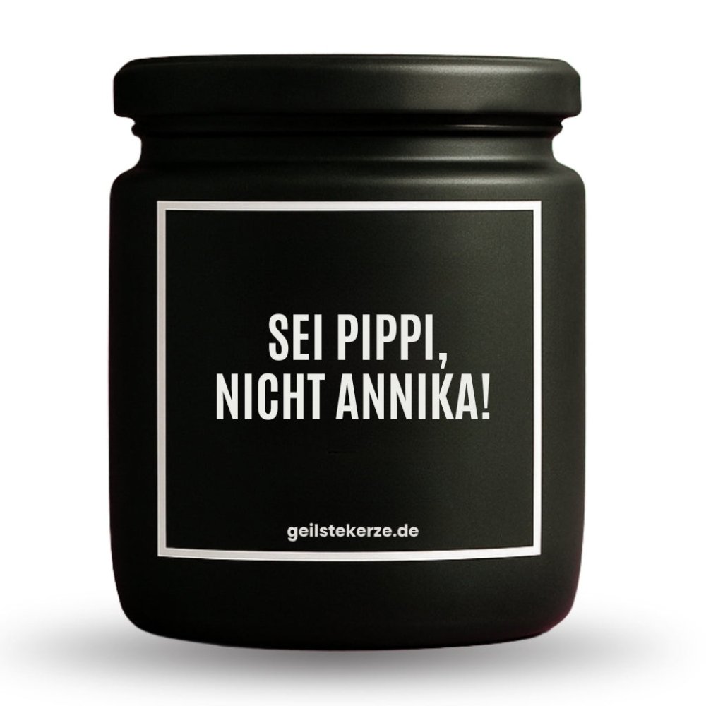 Duftkerze mit Spruch von geilstekerze ist der neue Geschenketrend. Diese witzige Kerze Vegane Bio-Kerze mit Spruch – SEI PIPPI, NICHT ANNIKA brennt mega lange sagenhafte 80 Stunde, hochwertige ätherische Öle schaffen beste Duftverteilung. Mit 1400 lustigen Sprüchen perfekt zum Verschenken. Handgemacht in Deutschland von geilstekerze.de -Die beste Duftkerze die du kaufen kannst.