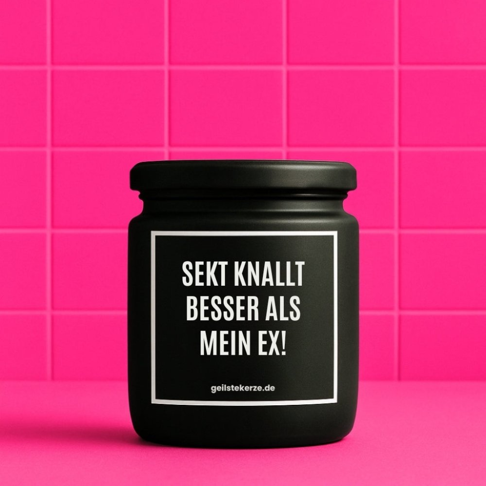 Duftkerze mit Spruch von geilstekerze ist der neue Geschenketrend. Diese witzige Kerze Vegane Bio-Kerze mit Spruch – SEKT KNALLT BESSER ALS MEIN EX brennt mega lange sagenhafte 80 Stunde, hochwertige ätherische Öle schaffen beste Duftverteilung. Mit 1400 lustigen Sprüchen perfekt zum Verschenken. Handgemacht in Deutschland von geilstekerze.de -Die beste Duftkerze die du kaufen kannst.