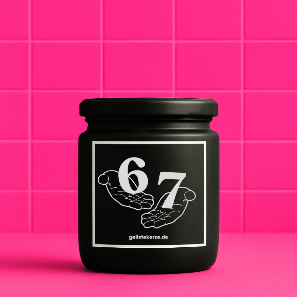 Duftkerze mit Spruch von geilstekerze ist der neue Geschenketrend. Diese witzige Kerze Vegane Bio-Kerze mit Spruch – SIX SEVEN brennt mega lange sagenhafte 80 Stunde, hochwertige ätherische Öle schaffen beste Duftverteilung. Mit 1400 lustigen Sprüchen perfekt zum Verschenken. Handgemacht in Deutschland von geilstekerze.de -Die beste Duftkerze die du kaufen kannst.