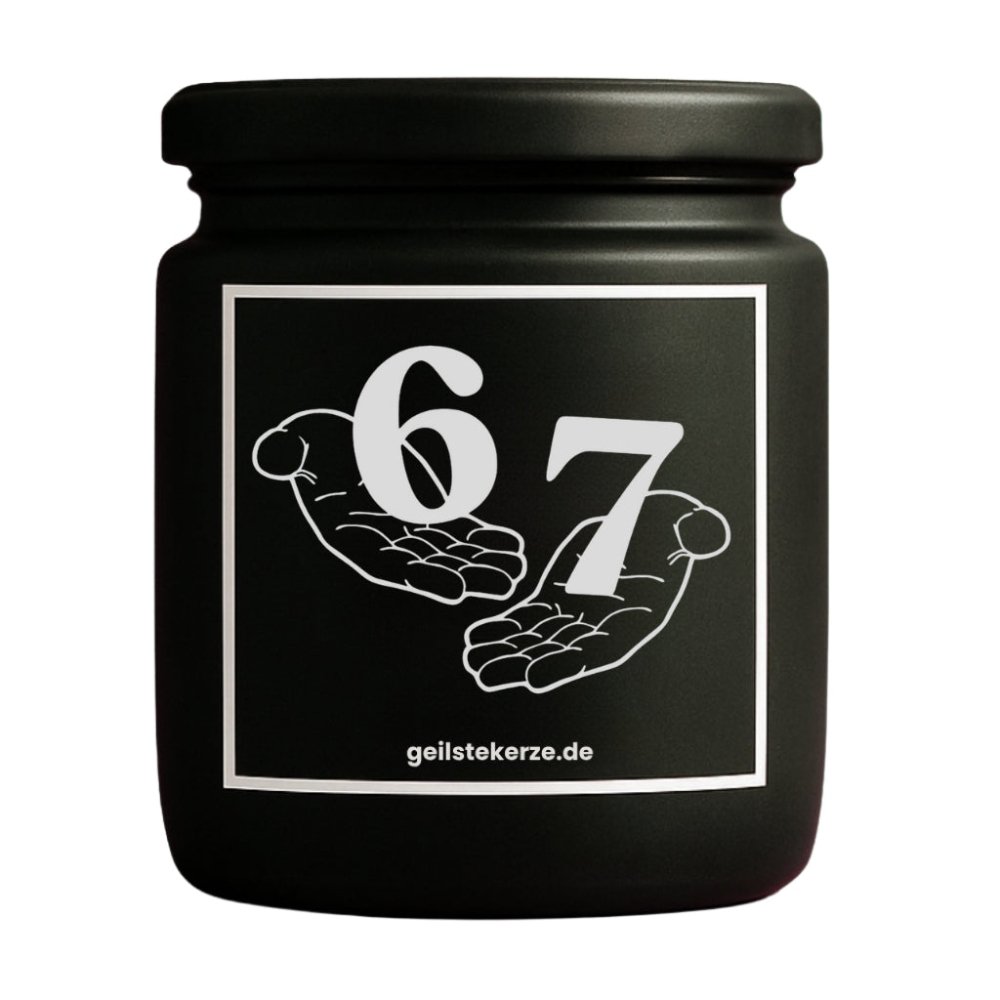 Duftkerze mit Spruch von geilstekerze ist der neue Geschenketrend. Diese witzige Kerze Vegane Bio-Kerze mit Spruch – SIX SEVEN brennt mega lange sagenhafte 80 Stunde, hochwertige ätherische Öle schaffen beste Duftverteilung. Mit 1400 lustigen Sprüchen perfekt zum Verschenken. Handgemacht in Deutschland von geilstekerze.de -Die beste Duftkerze die du kaufen kannst.