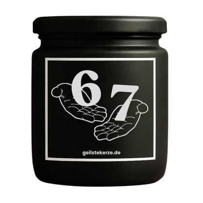 Duftkerze mit Spruch von geilstekerze ist der neue Geschenketrend. Diese witzige Kerze Vegane Bio-Kerze mit Spruch – SIX SEVEN brennt mega lange sagenhafte 80 Stunde, hochwertige ätherische Öle schaffen beste Duftverteilung. Mit 1400 lustigen Sprüchen perfekt zum Verschenken. Handgemacht in Deutschland von geilstekerze.de -Die beste Duftkerze die du kaufen kannst.