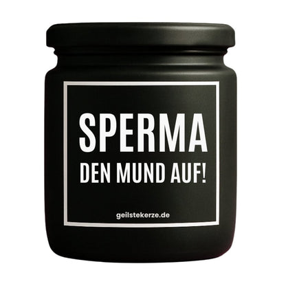 Duftkerze mit Spruch von geilstekerze ist der neue Geschenketrend. Diese witzige Kerze Vegane Bio-Kerze mit Spruch – SPERMA DEN MUND AUF! brennt mega lange sagenhafte 80 Stunde, hochwertige ätherische Öle schaffen beste Duftverteilung. Mit 1400 lustigen Sprüchen perfekt zum Verschenken. Handgemacht in Deutschland von geilstekerze.de -Die beste Duftkerze die du kaufen kannst.