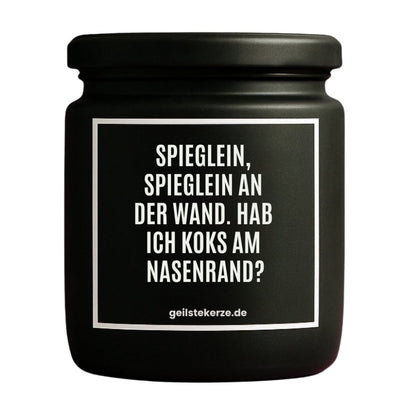 Duftkerze mit Spruch von geilstekerze ist der neue Geschenketrend. Diese witzige Kerze Vegane Bio-Kerze mit Spruch – SPIEGLEIN, SPIEGLEIN AN DER WAND. HAB ICH PEPP AM NASENRAND? brennt mega lange sagenhafte 80 Stunde, hochwertige ätherische Öle schaffen beste Duftverteilung. Mit 1400 lustigen Sprüchen perfekt zum Verschenken. Handgemacht in Deutschland von geilstekerze.de -Die beste Duftkerze die du kaufen kannst.