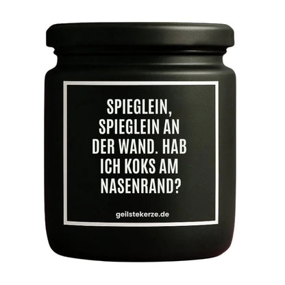 Duftkerze mit Spruch von geilstekerze ist der neue Geschenketrend. Diese witzige Kerze Vegane Bio-Kerze mit Spruch – SPIEGLEIN, SPIEGLEIN AN DER WAND. HAB ICH PEPP AM NASENRAND? brennt mega lange sagenhafte 80 Stunde, hochwertige ätherische Öle schaffen beste Duftverteilung. Mit 1400 lustigen Sprüchen perfekt zum Verschenken. Handgemacht in Deutschland von geilstekerze.de -Die beste Duftkerze die du kaufen kannst.