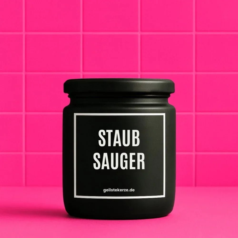 Duftkerze mit Spruch von geilstekerze ist der neue Geschenketrend. Diese witzige Kerze Vegane Bio-Kerze mit Spruch – STAUBSAUGER brennt mega lange sagenhafte 80 Stunde, hochwertige ätherische Öle schaffen beste Duftverteilung. Mit 1400 lustigen Sprüchen perfekt zum Verschenken. Handgemacht in Deutschland von geilstekerze.de -Die beste Duftkerze die du kaufen kannst.