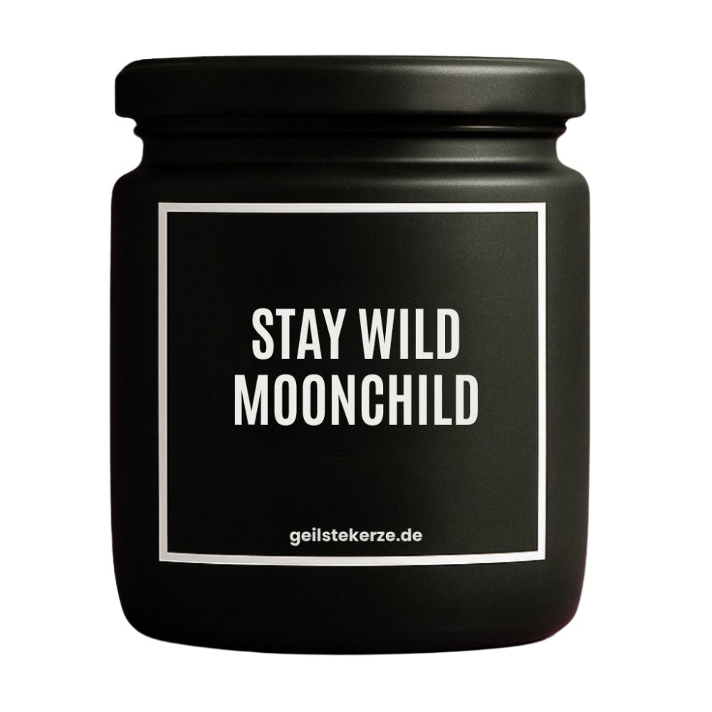 Duftkerze mit Spruch von geilstekerze ist der neue Geschenketrend. Diese witzige Kerze Vegane Bio-Kerze mit Spruch – STAY WILD MOONCHILD brennt mega lange sagenhafte 80 Stunde, hochwertige ätherische Öle schaffen beste Duftverteilung. Mit 1400 lustigen Sprüchen perfekt zum Verschenken. Handgemacht in Deutschland von geilstekerze.de -Die beste Duftkerze die du kaufen kannst.