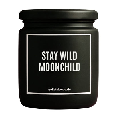 Duftkerze mit Spruch von geilstekerze ist der neue Geschenketrend. Diese witzige Kerze Vegane Bio-Kerze mit Spruch – STAY WILD MOONCHILD brennt mega lange sagenhafte 80 Stunde, hochwertige ätherische Öle schaffen beste Duftverteilung. Mit 1400 lustigen Sprüchen perfekt zum Verschenken. Handgemacht in Deutschland von geilstekerze.de -Die beste Duftkerze die du kaufen kannst.