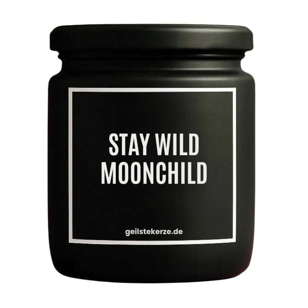 Duftkerze mit Spruch von geilstekerze ist der neue Geschenketrend. Diese witzige Kerze Vegane Bio-Kerze mit Spruch – STAY WILD MOONCHILD brennt mega lange sagenhafte 80 Stunde, hochwertige ätherische Öle schaffen beste Duftverteilung. Mit 1400 lustigen Sprüchen perfekt zum Verschenken. Handgemacht in Deutschland von geilstekerze.de -Die beste Duftkerze die du kaufen kannst.