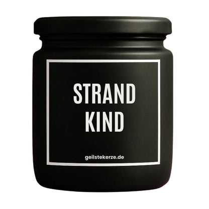 Duftkerze mit Spruch von geilstekerze ist der neue Geschenketrend. Diese witzige Kerze Vegane Bio-Kerze mit Spruch – STRANDKIND brennt mega lange sagenhafte 80 Stunde, hochwertige ätherische Öle schaffen beste Duftverteilung. Mit 1400 lustigen Sprüchen perfekt zum Verschenken. Handgemacht in Deutschland von geilstekerze.de -Die beste Duftkerze die du kaufen kannst.